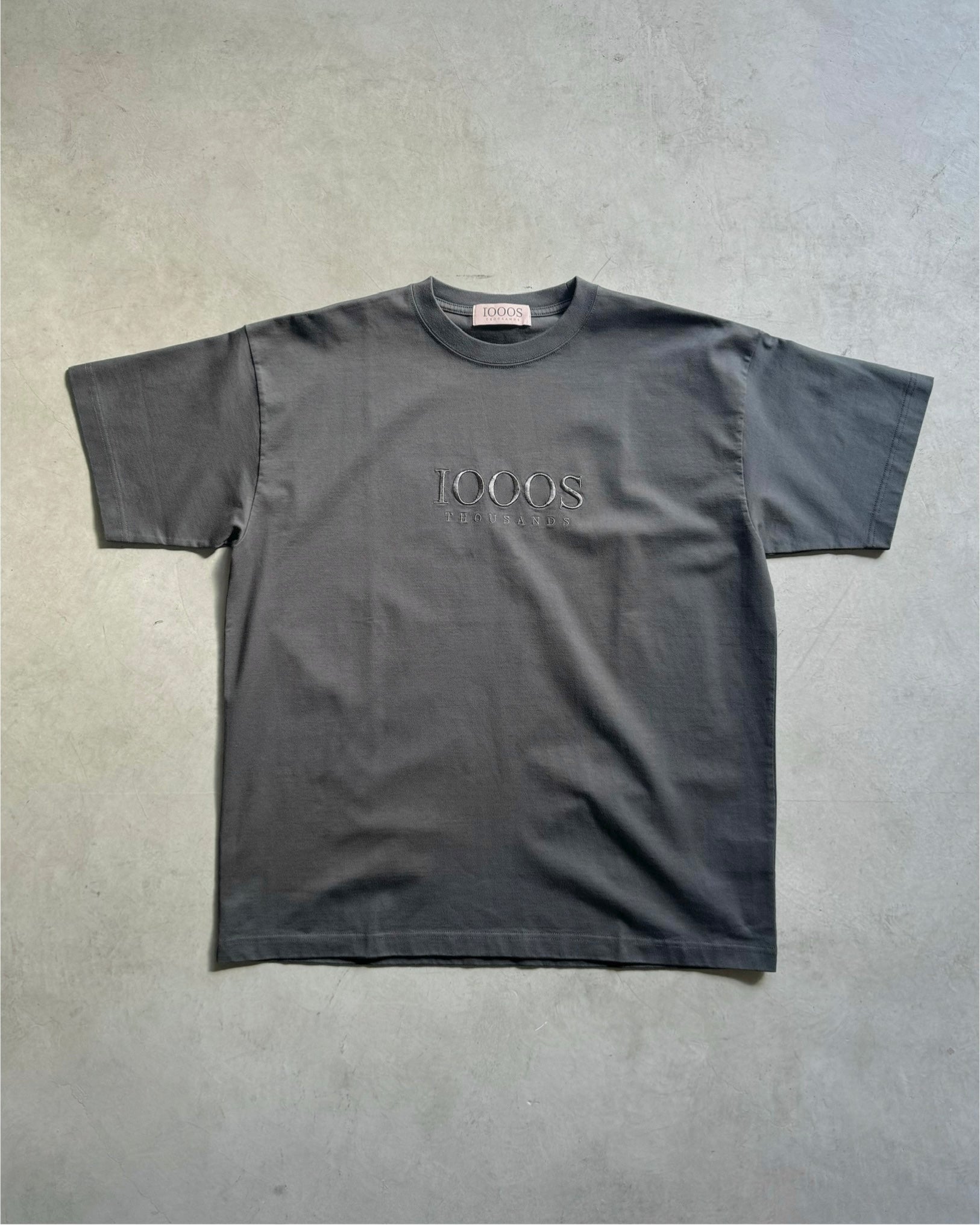 1000s thousands / EMBROIDERY LOGO TEE - GRAPHITE