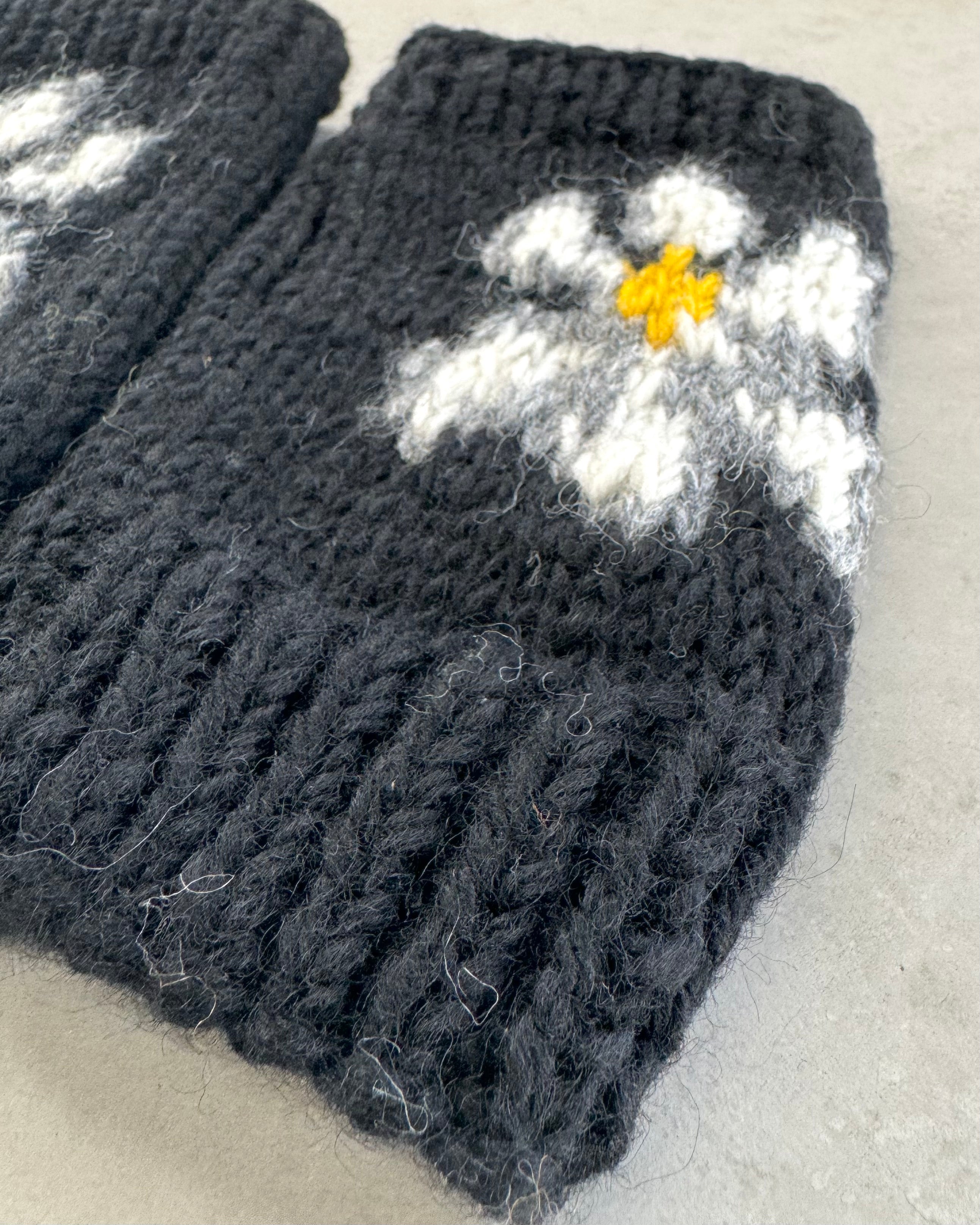 MacMahon Knitting Mills / Hand Warmer-Flower - BLACK