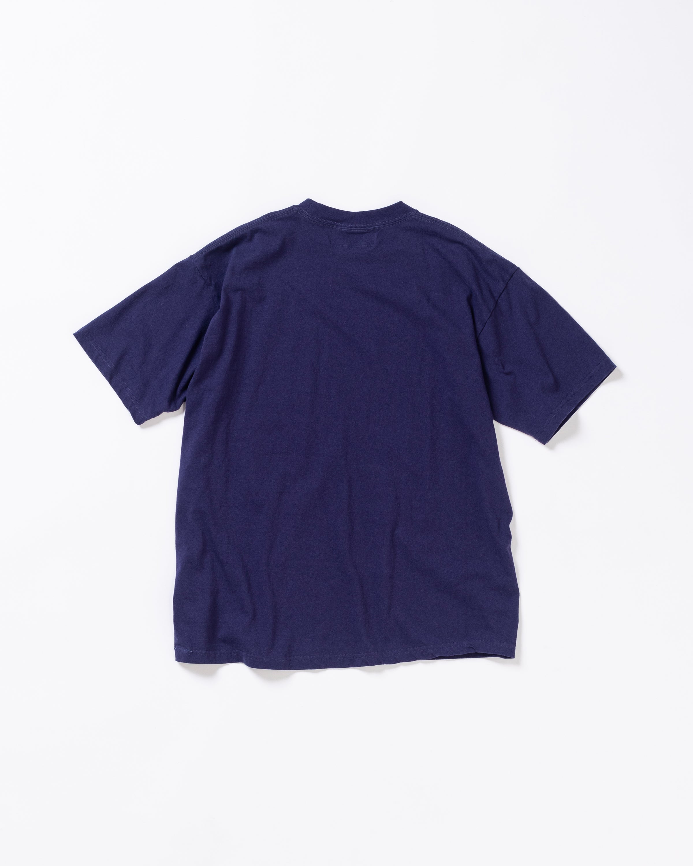 ANACHRONORM / STICKER MOTIF PRINTED S/S T-S - NAVY