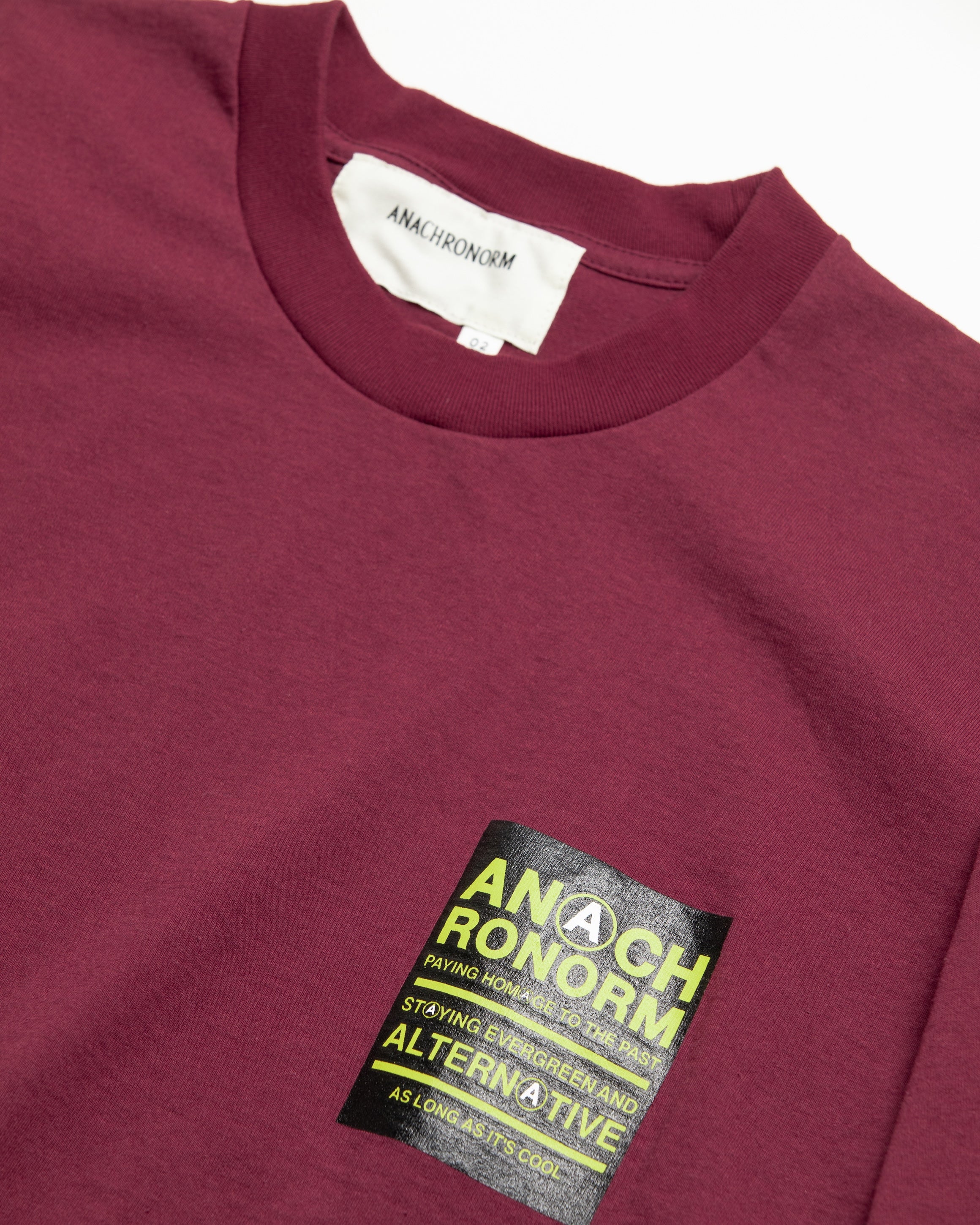 ANACHRONORM / STICKER MOTIF PRINTED S/S T-S - BURGUNDY
