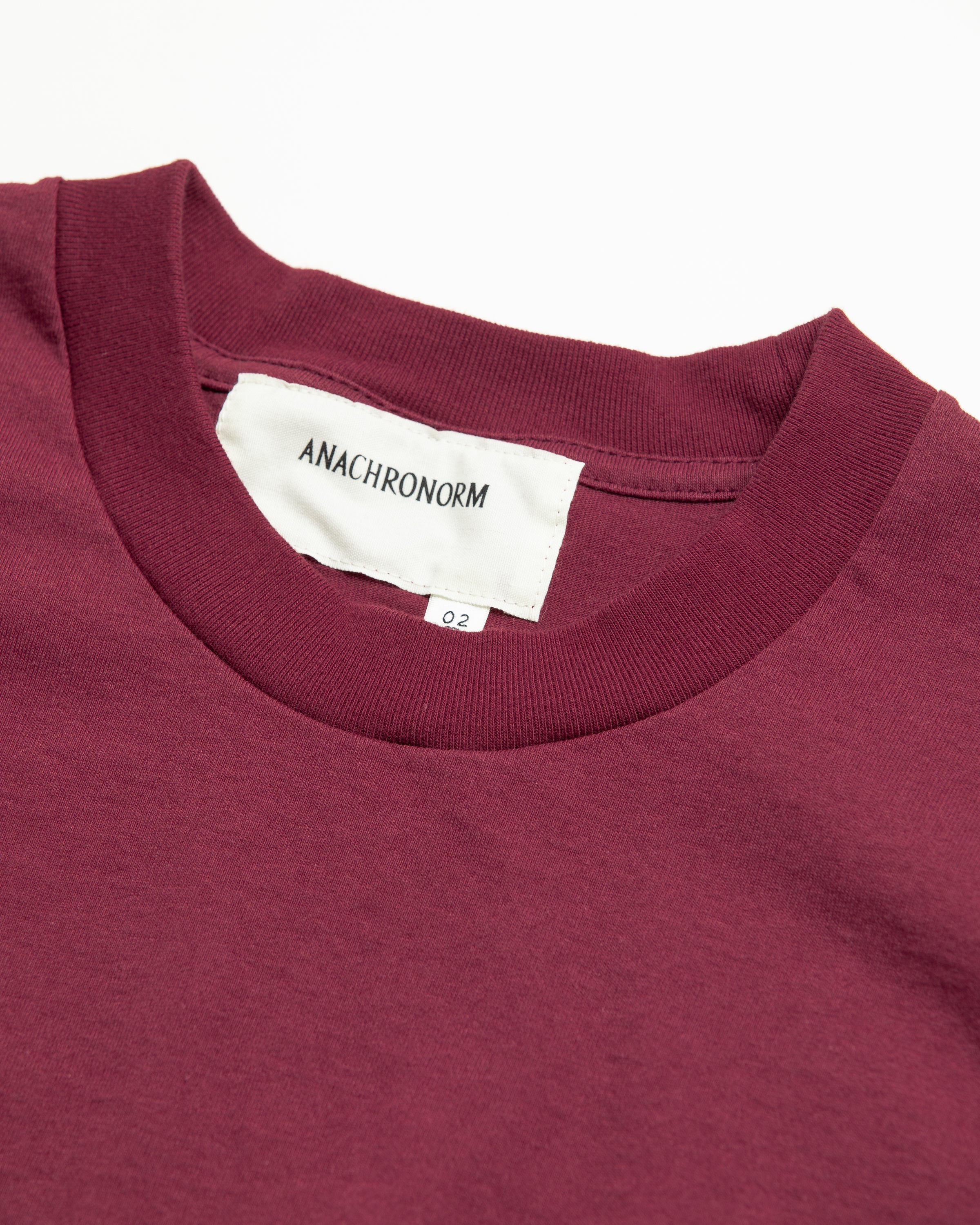 ANACHRONORM / STICKER MOTIF PRINTED S/S T-S - BURGUNDY