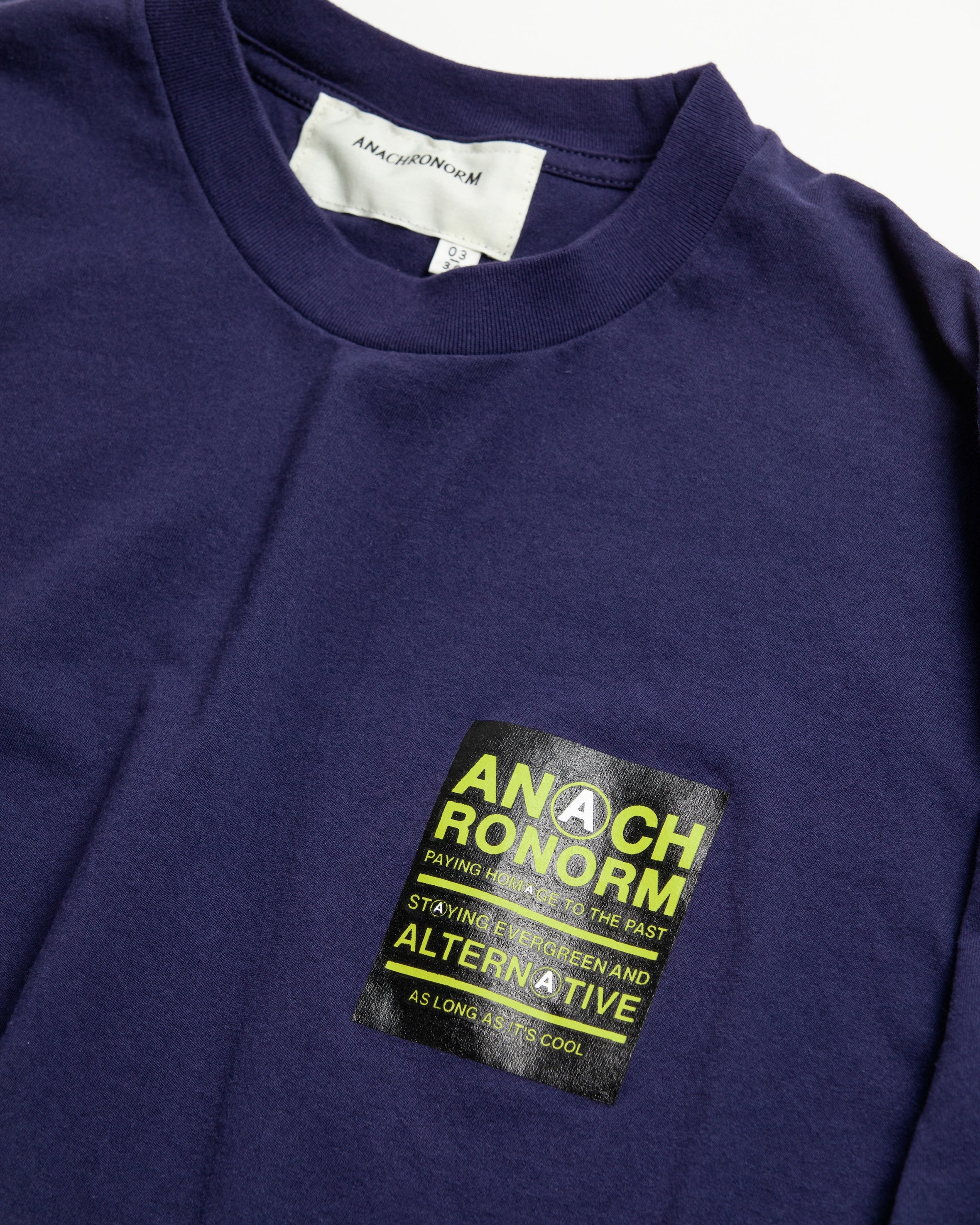 ANACHRONORM / STICKER MOTIF PRINTED S/S T-S - NAVY