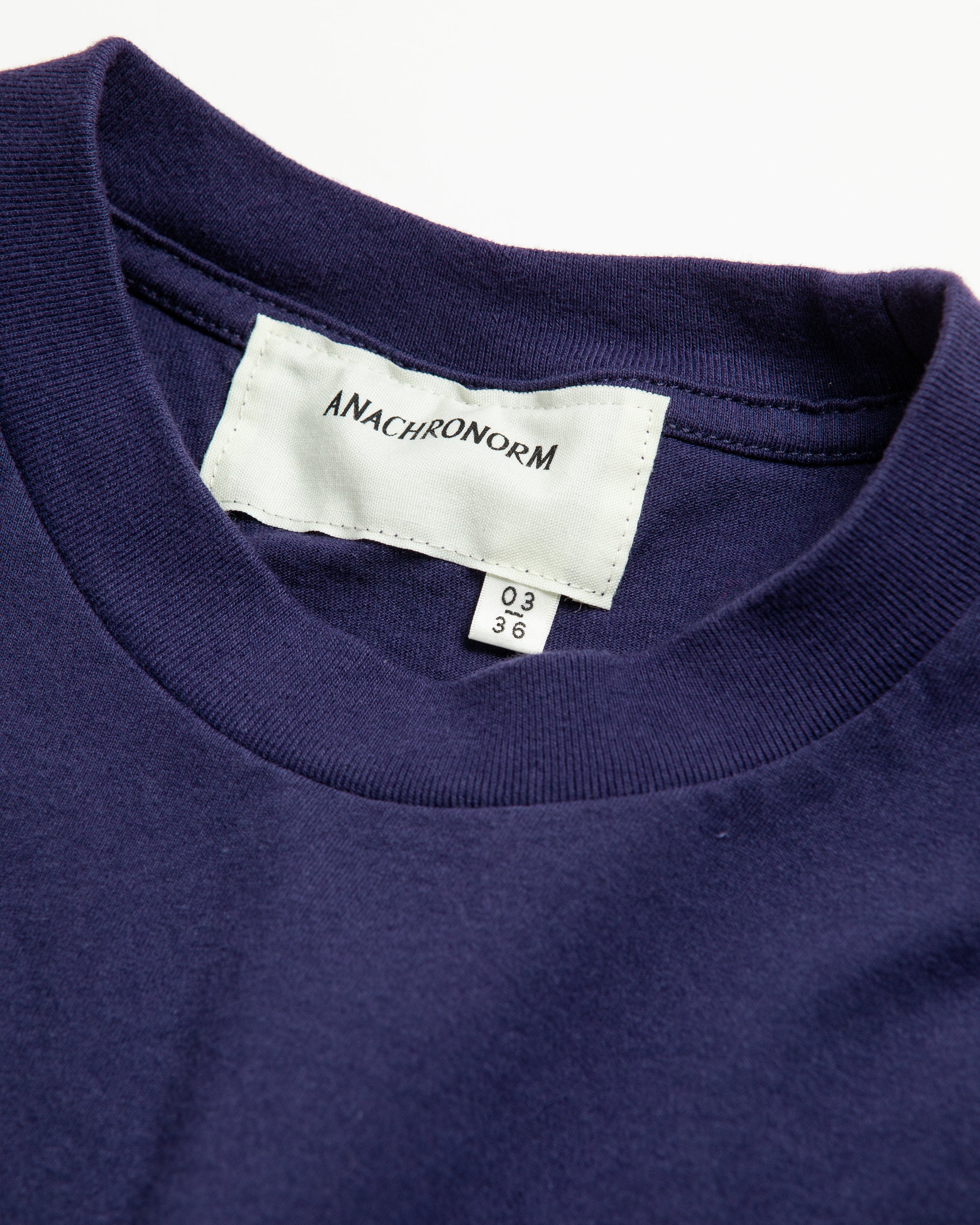 ANACHRONORM / STICKER MOTIF PRINTED S/S T-S - NAVY