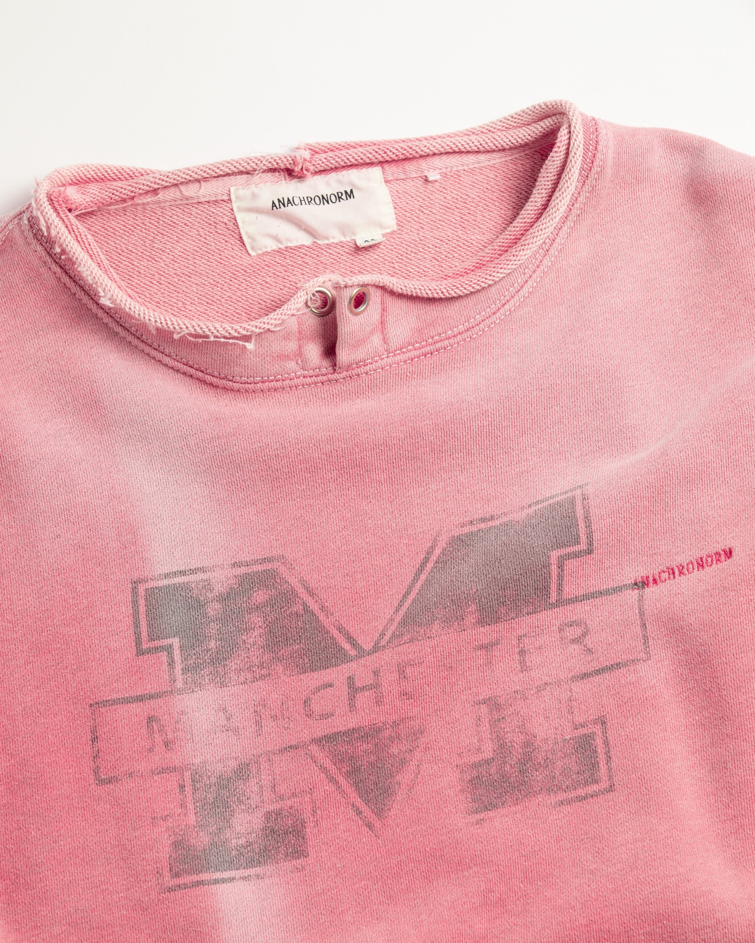 ANACHRONORM / MANCHESTER PRINTED CUT-OFF SWEAT PARKA - RED