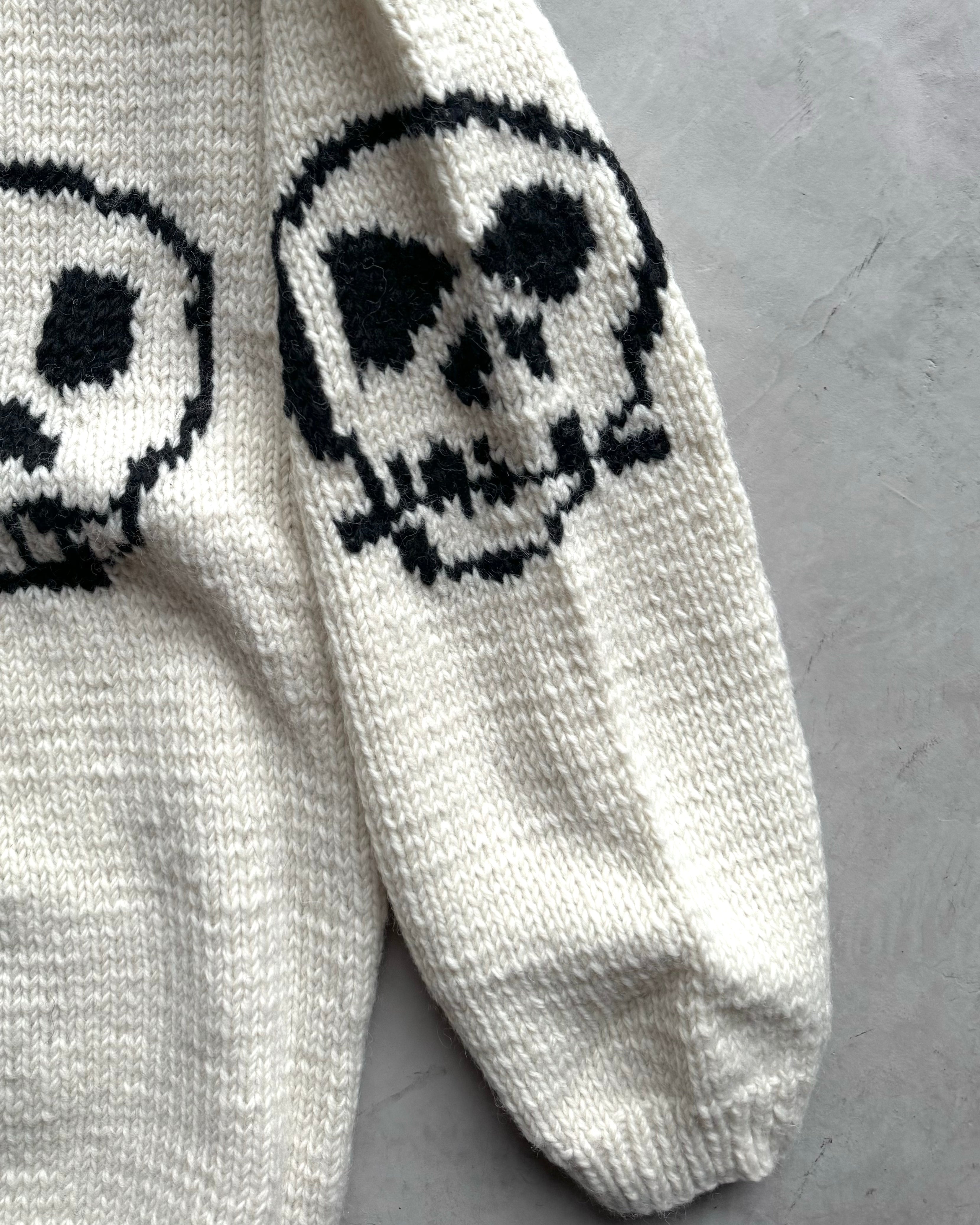 MacMahon Knitting Mills / Crew Neck Knit-Line Skulls - WHITE