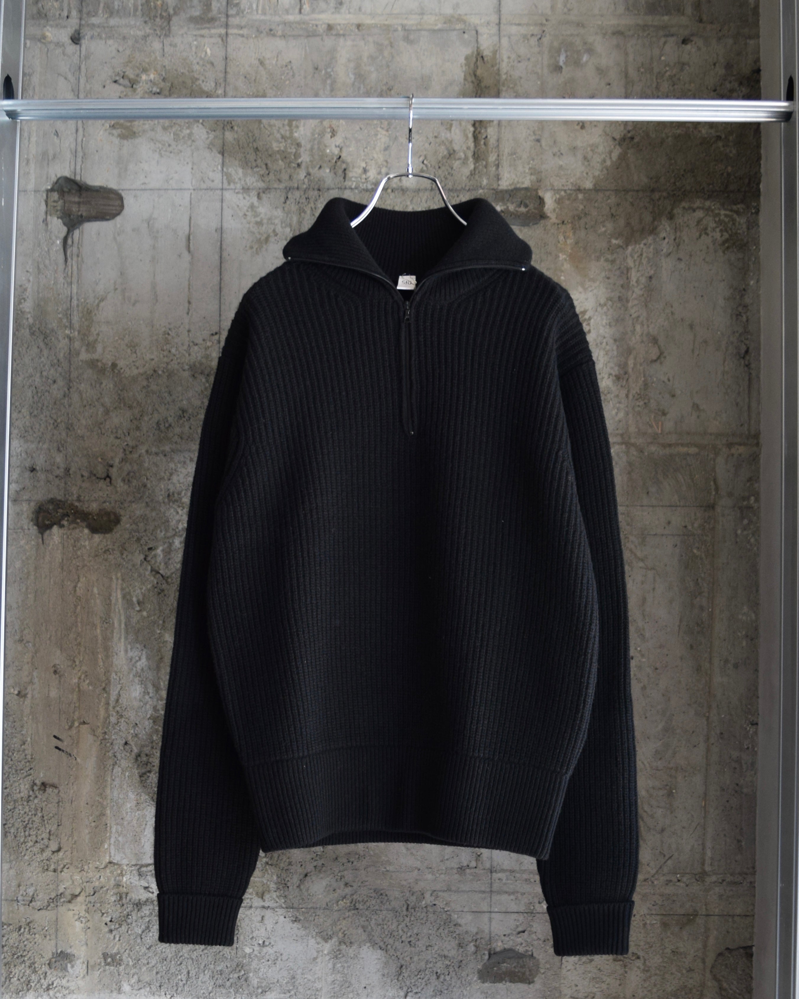 satou / "half zip tokkuri knit" - black