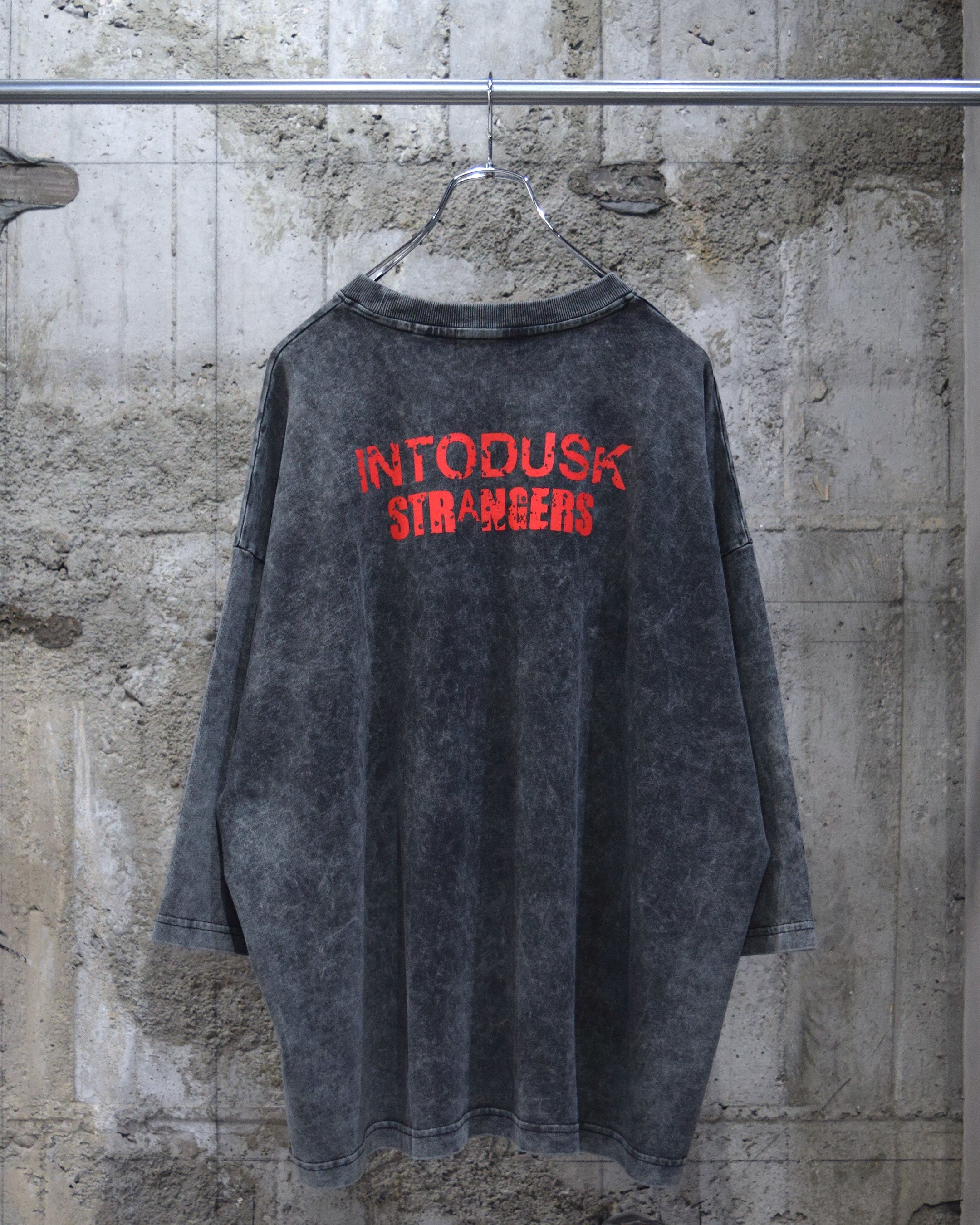 INTODUSK / INTODUSK STRANGERS TEE - BLACK