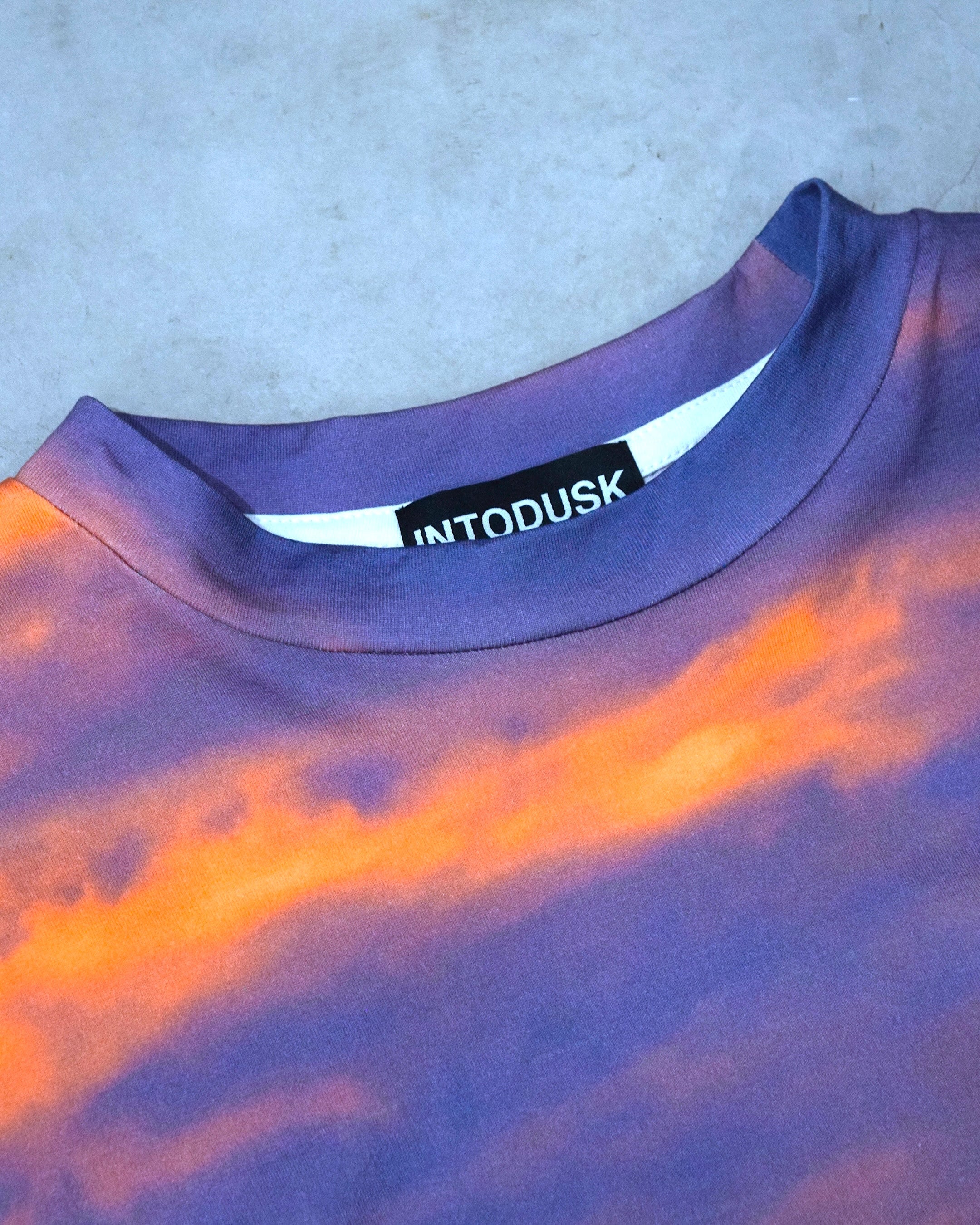 INTODUSK / DUSK SS TEE - NAVY ORANGE