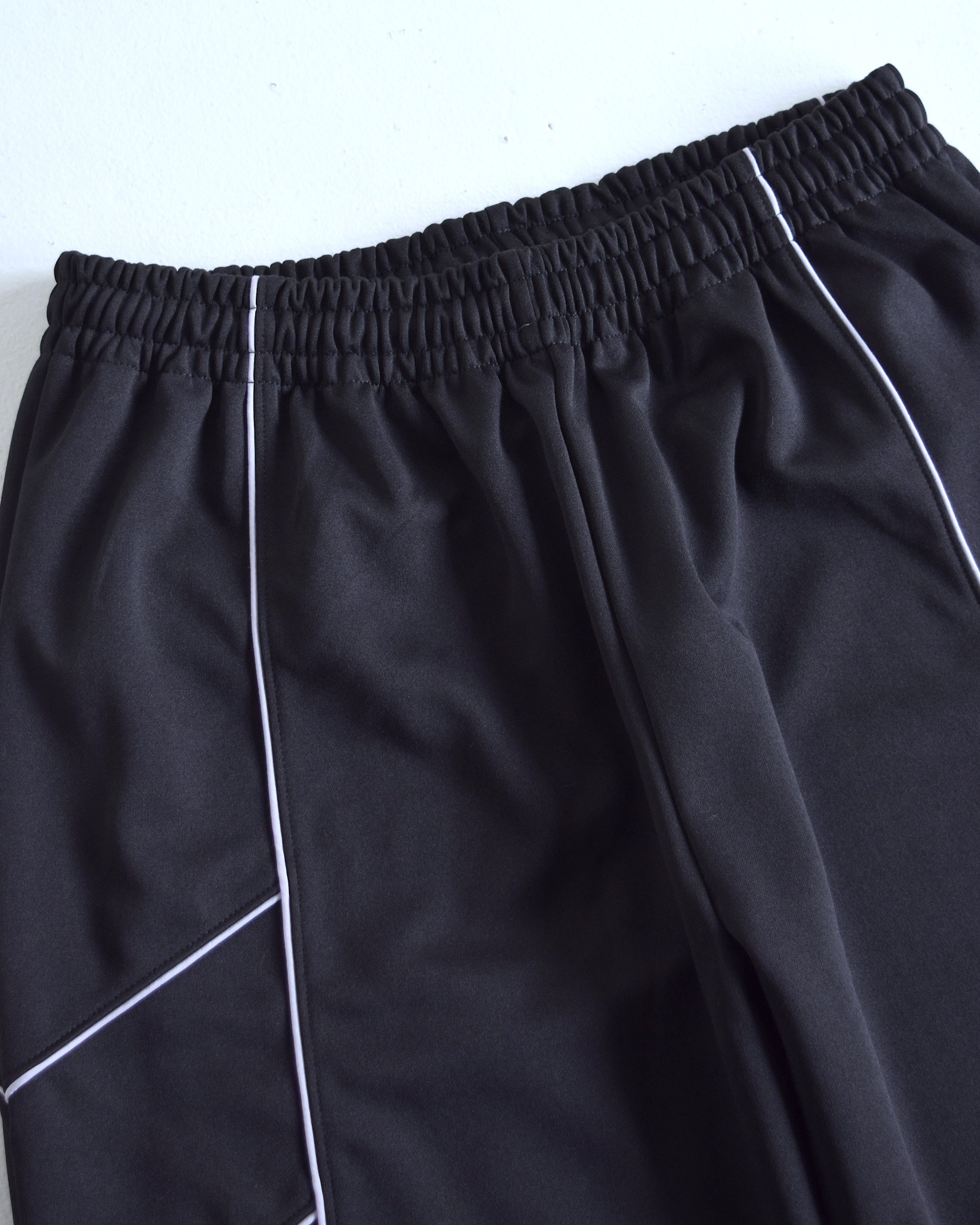 INTODUSK / BOMBER TRACK SHORT - BLACK