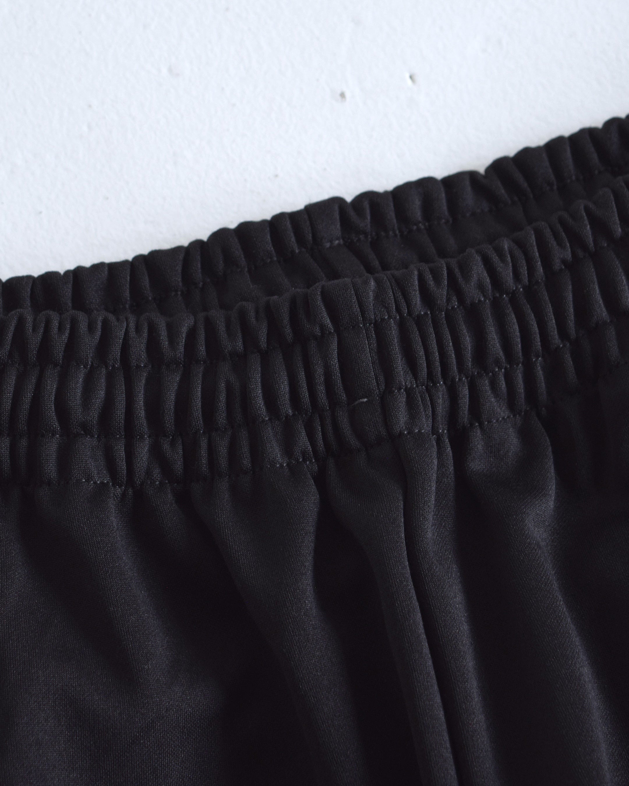 INTODUSK / BOMBER TRACK SHORT - BLACK