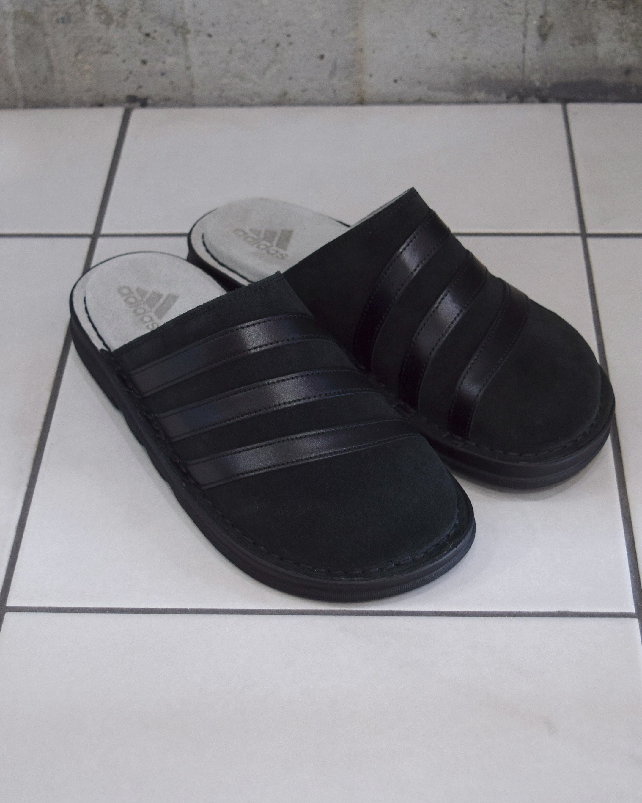 ADIDAS / ADICLOG - BLACK