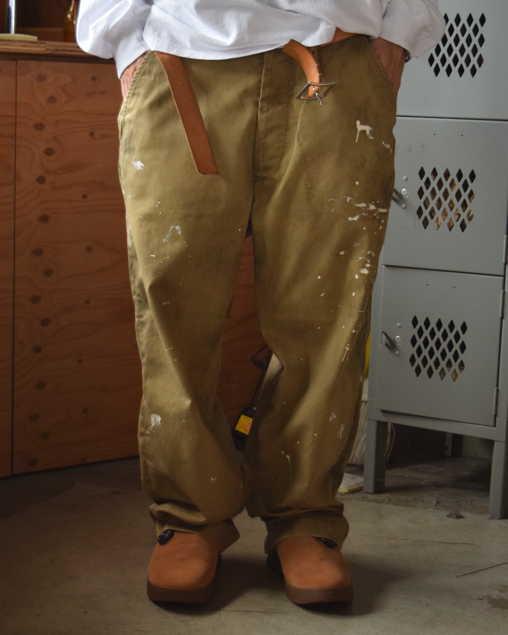 ANACHRONORM / PAINTED NO TUCK WIDE CHINO TROUSERS - BEIGE