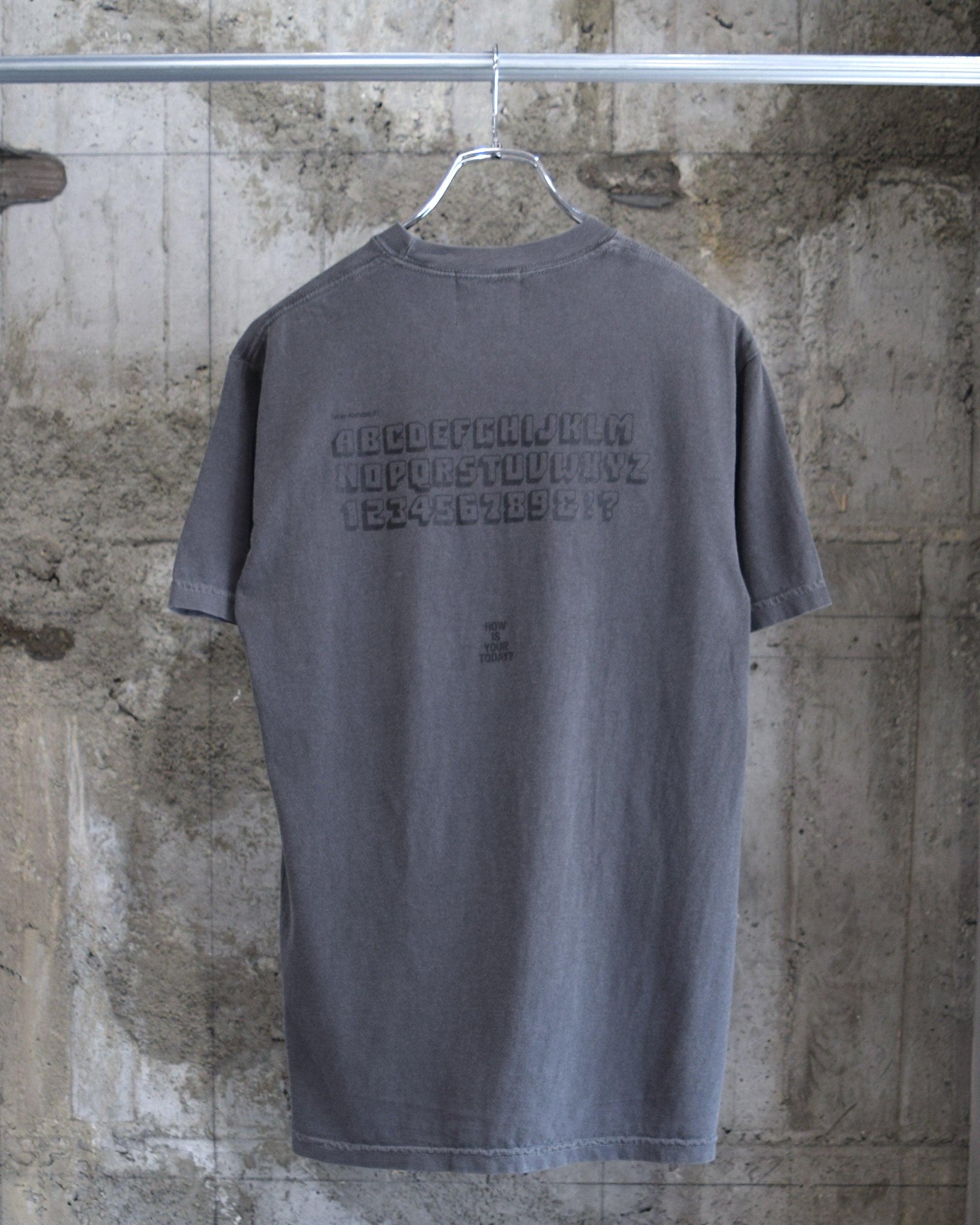 TODAY edition / TODAY ALPHABET #04 SS Tee - CHARCOAL
