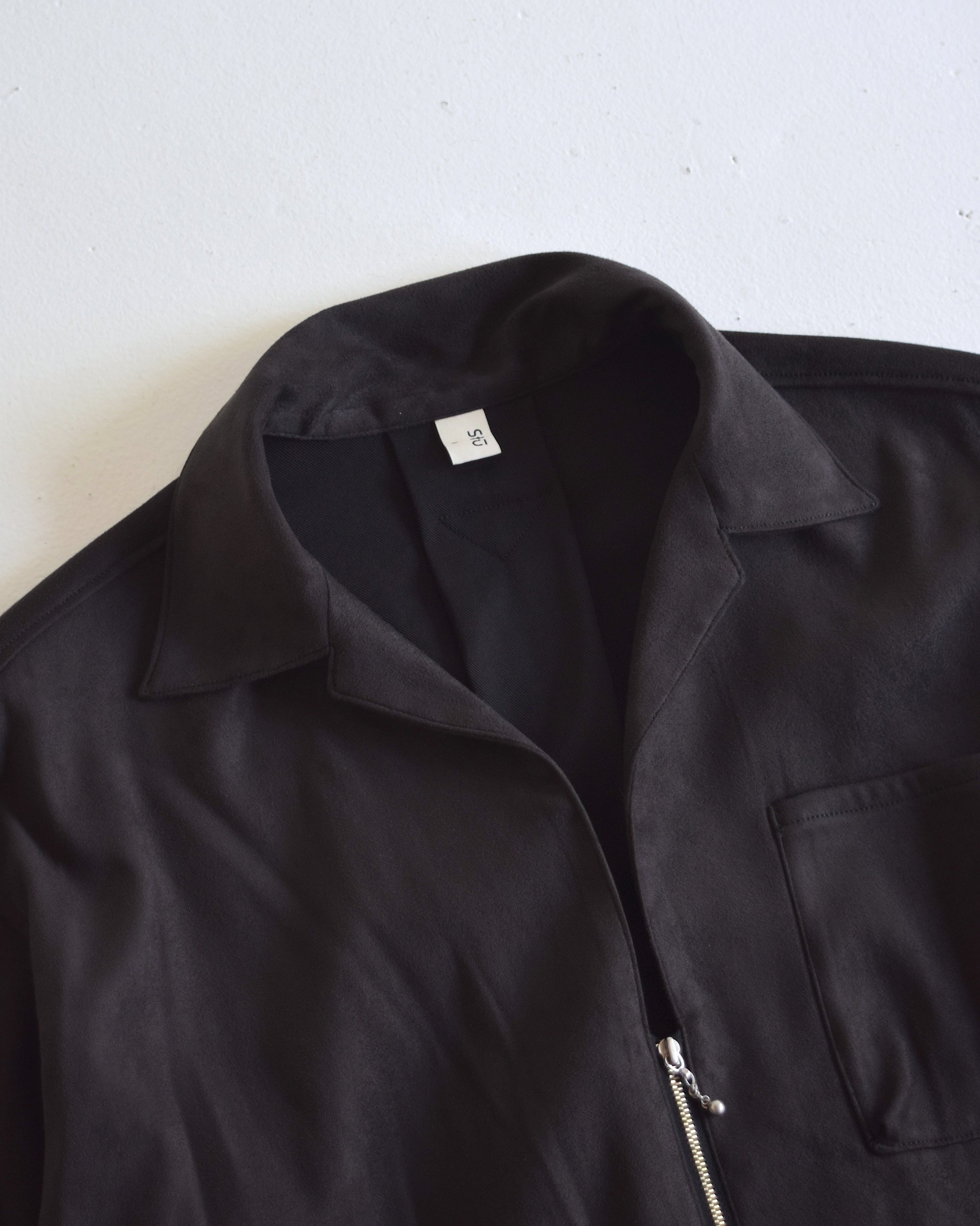 satou / "eco suede zip shirt" - sumi