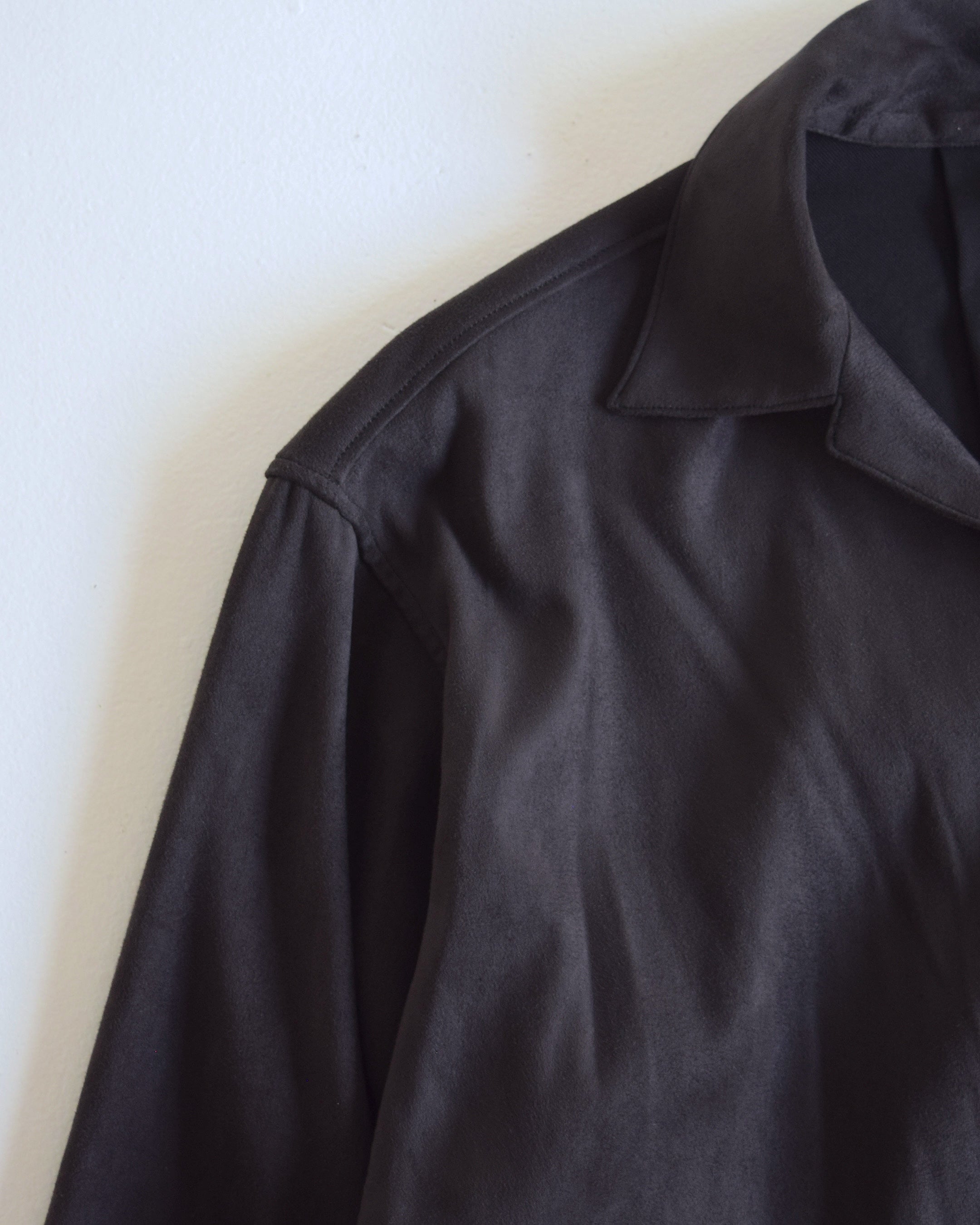 satou / "eco suede zip shirt" - sumi