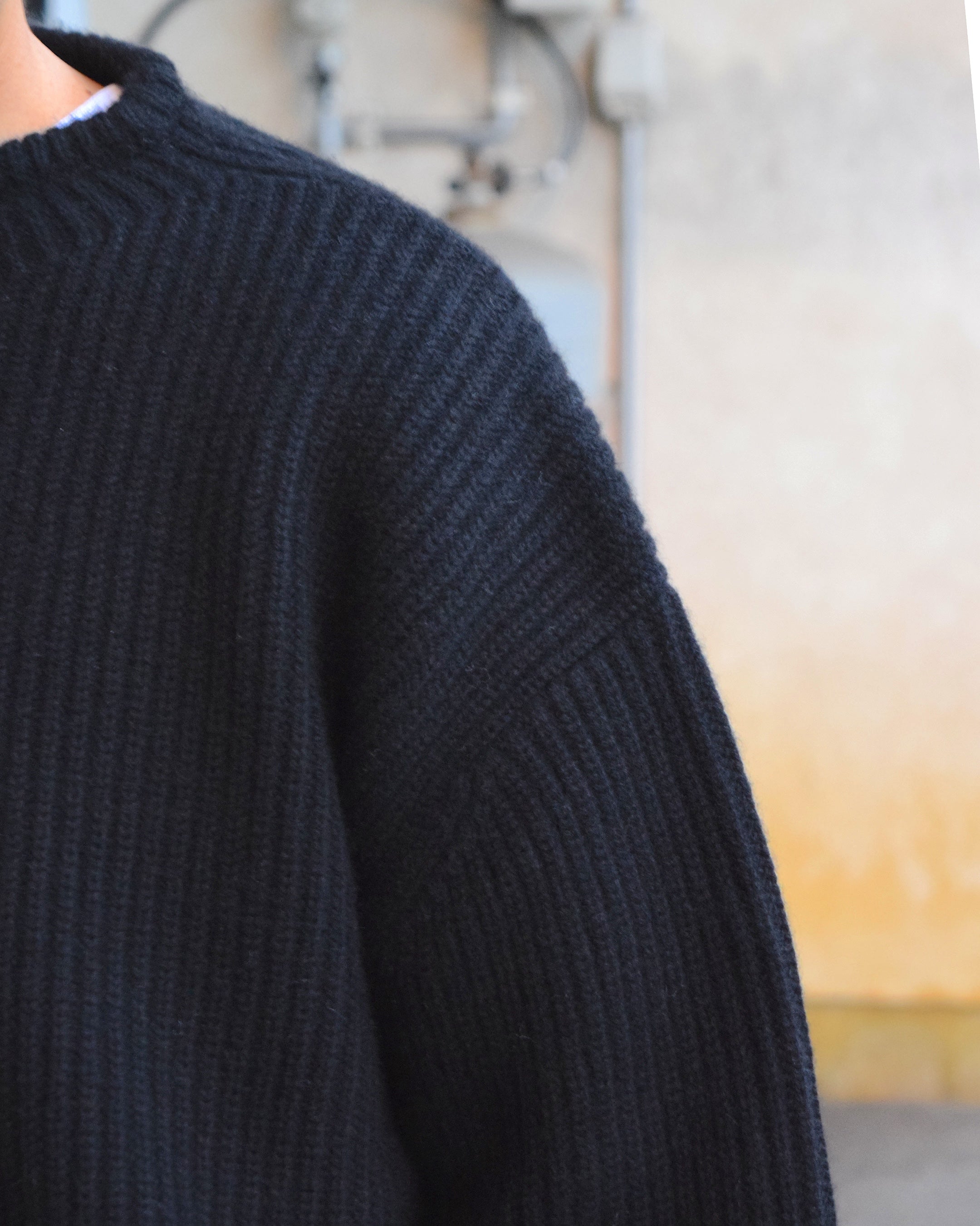 nakedgauge / CASHMERE COMFORT FIT SWEATER - BLACK
