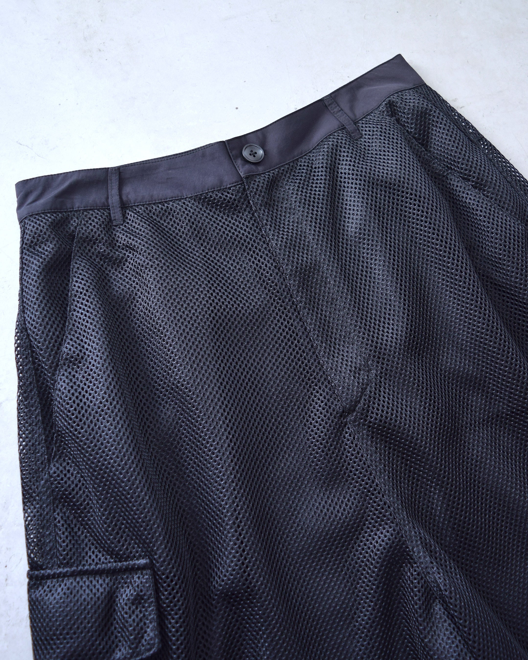 INTODUSK / MESH CARGO SHORTS - BLACK