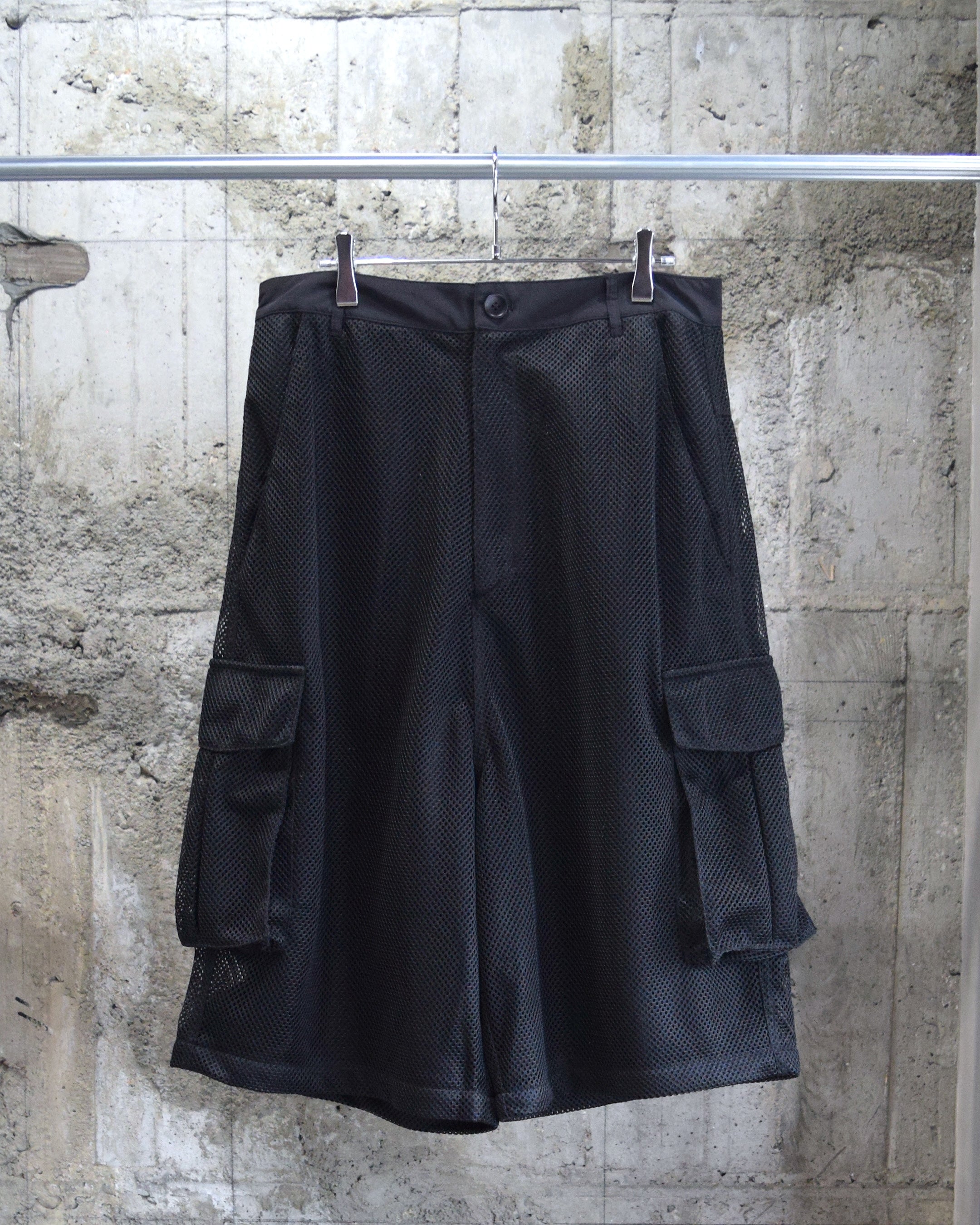 INTODUSK / MESH CARGO SHORTS - BLACK