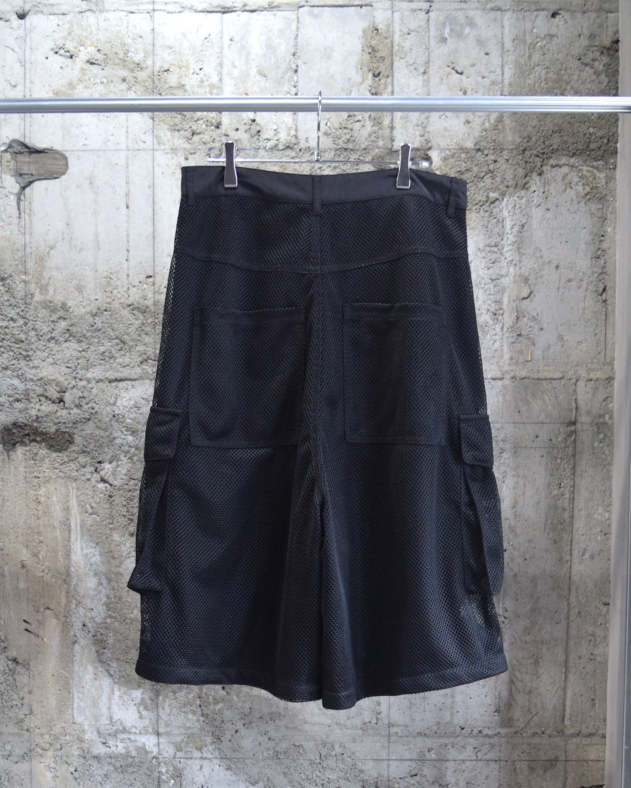 INTODUSK / MESH CARGO SHORTS - BLACK